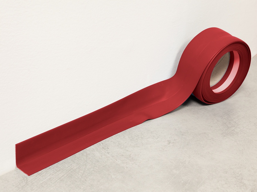 Fatra soklová PVC lišta 1363-348 červená – měkká, voděodolná, 32 × 32 mm (balení 40 m)