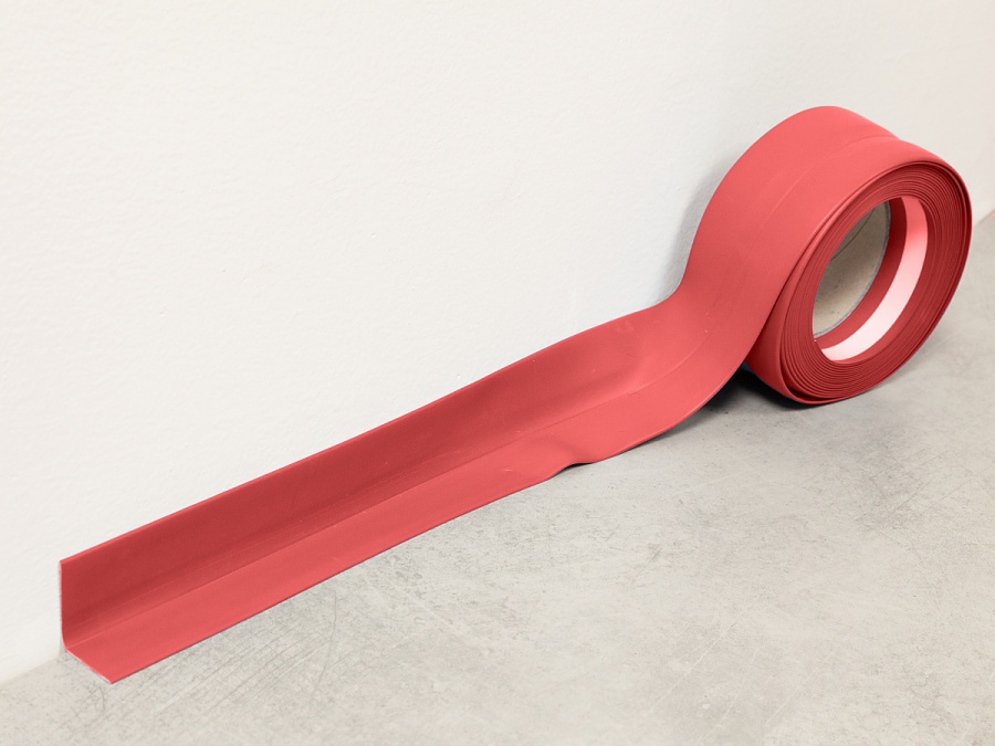 Fatra soklová PVC lišta 1363-343 červená – měkká, voděodolná, 32 × 32 mm (balení 40 m)