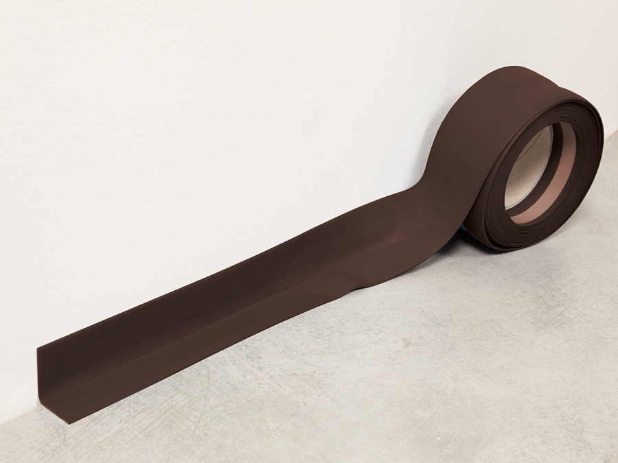 Fatra soklová PVC lišta 1363-545 čokoládová – měkká, voděodolná, 32 × 32 mm (balení 40 m)
