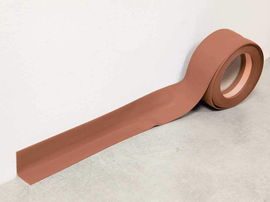 Fatra soklová PVC lišta 1363-565 hnědá – měkká, voděodolná, 32 × 32 mm (balení 40 m)