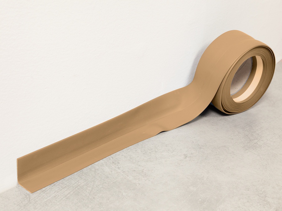 Fatra soklová PVC lišta 1363-852 hnědá – měkká, voděodolná, 32 × 32 mm (balení 40 m)