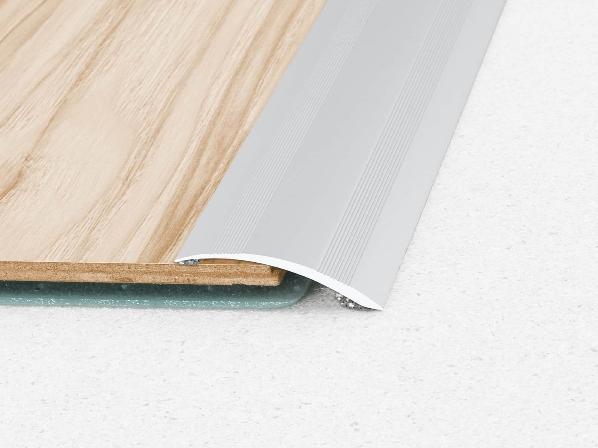 Přechodová lišta samolepící vyrovnávací Profilteam – Stříbrná E01 – 41 × 1000 mm