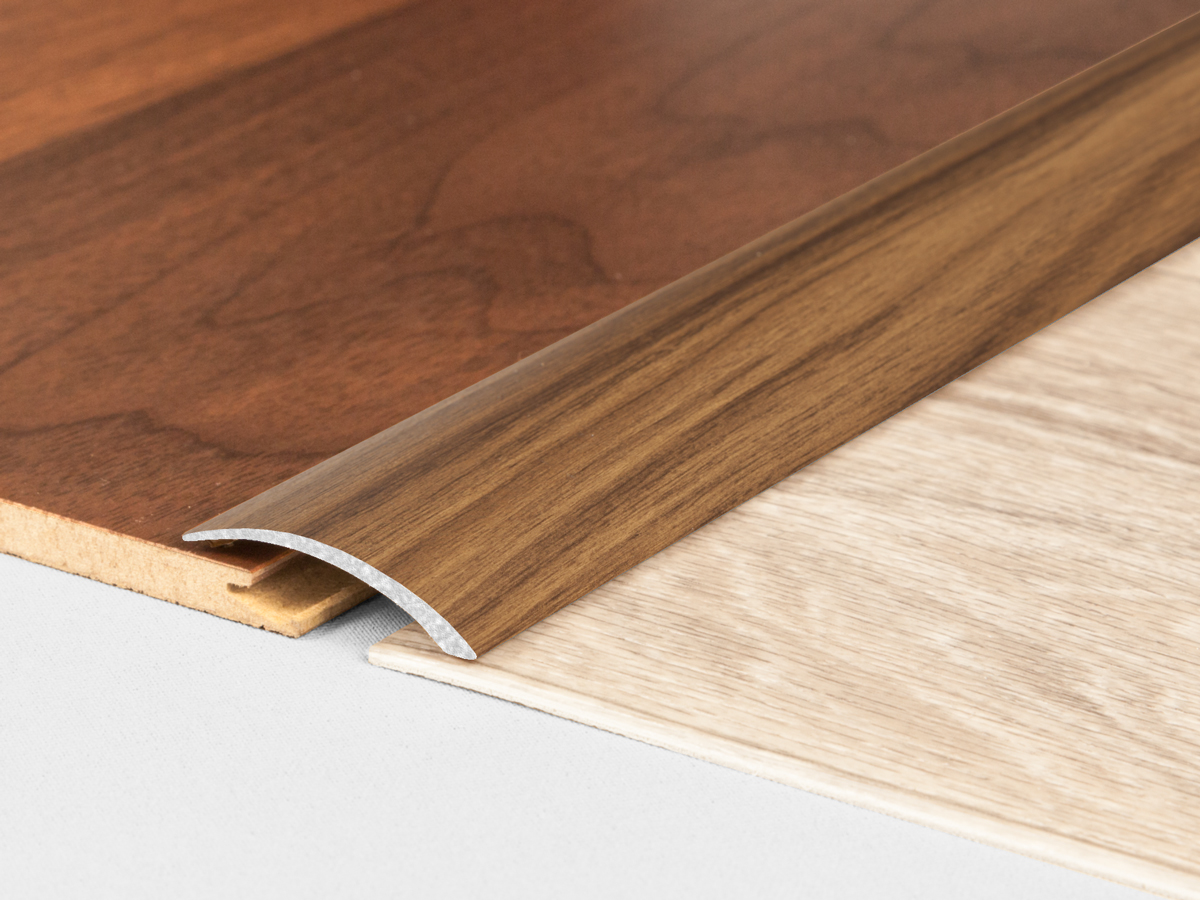 Přechodová lišta samolepící vyrovnávací Profilteam – Ořech P24 – 41 × 1000 mm
