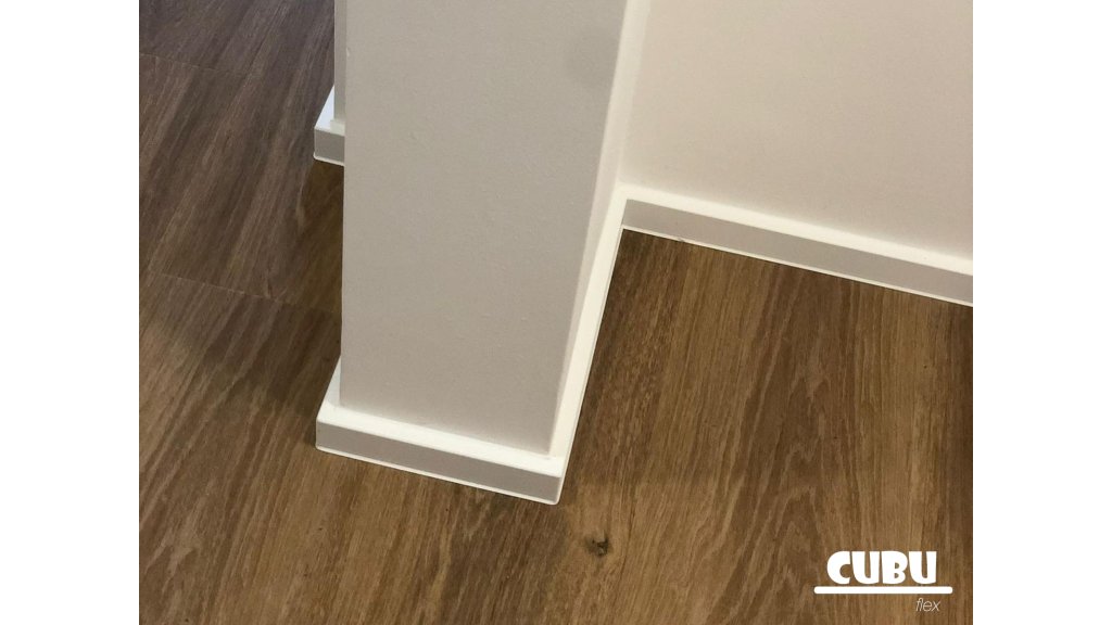 Jádrová soklová lišta CUBU flex life 60 – 1144 Černá, 12,6 × 60 × 2500 mm